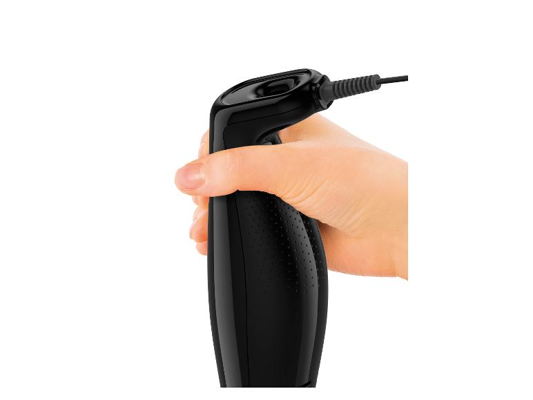 Een hand houdt een zwarte staafmixer vast tegen een witte achtergrond.