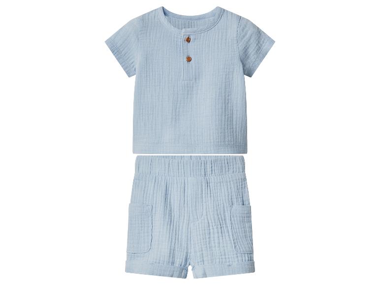 Blauwe babyoutfit met shirt met korte mouwen en korte broek met zakken.