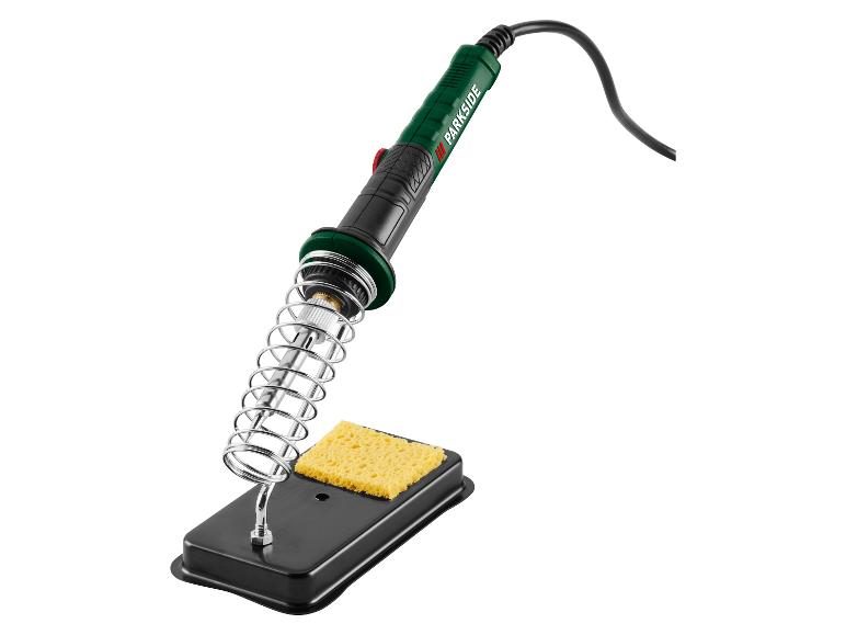 Een groen-zwarte soldeerbout met een metalen standaard en een gele spons.