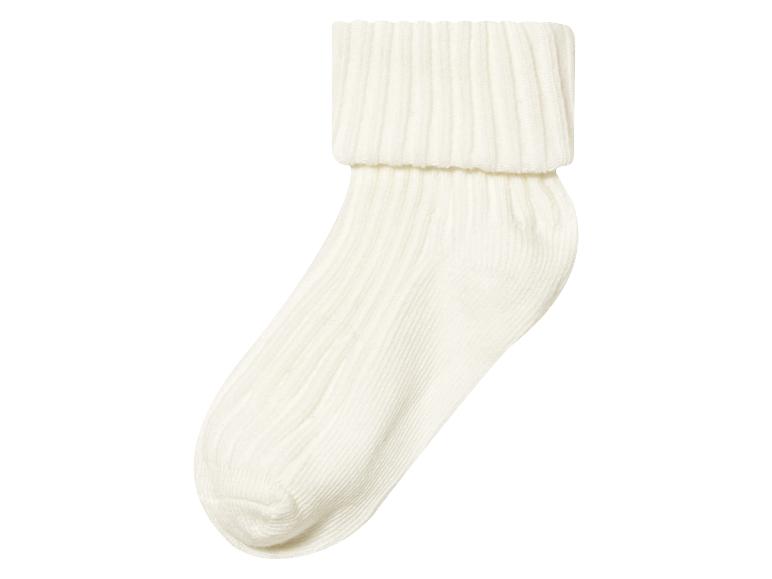 Een paar witte sokken met een gevouwen rand.