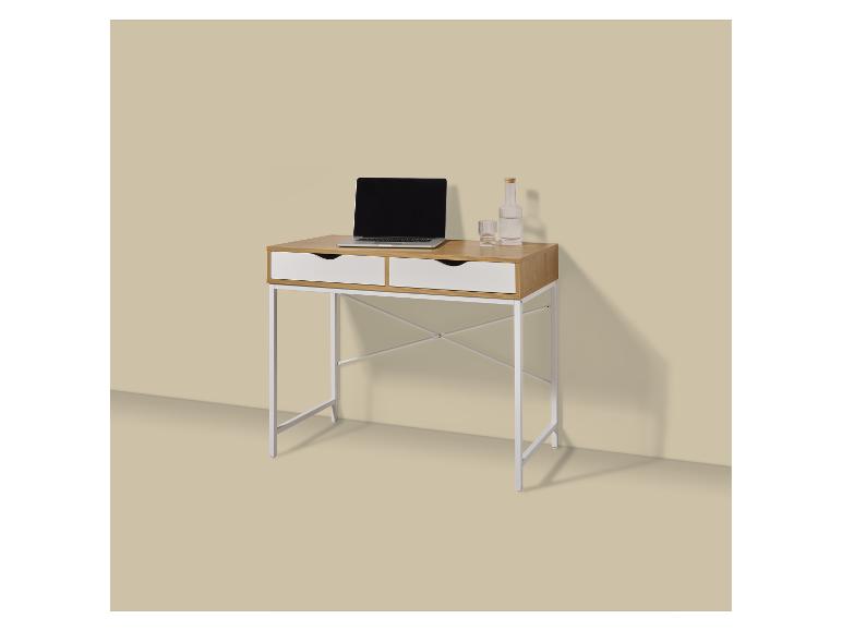 Houten bureau met witte lades, een laptop en een waterfles met een glas.