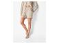 Beige linnen shorts en overhemd, platte sandalen.