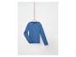 Een eenvoudig blauw sweatshirt met lange mouwen hangend aan een houten hanger.
