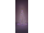 Verlichte kerstboom met ster als piek en kleurrijke LED-lampjes.
