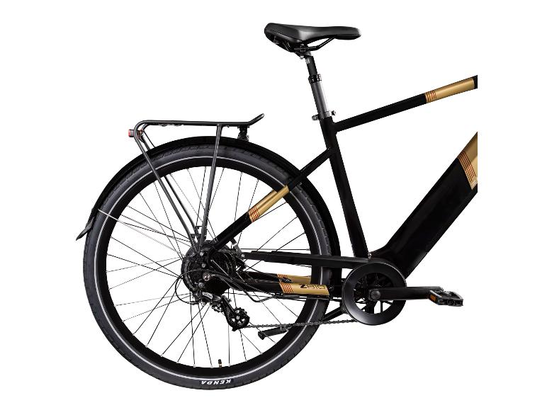 Achterkant van een zwarte elektrische fiets met gouden accenten en Kenda banden.