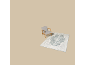 Grijze fauteuil en een patroonkleed op een beige achtergrond