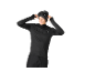Man in zwart thermoshirt, muts en skibril.