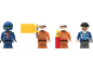 Vier speelgoedfiguurtjes met helmen en werkkleding op een zwarte achtergrond.