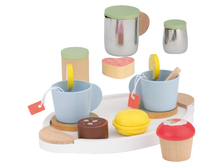 Houten theeset met kopjes, gebakjes en een dienblad.