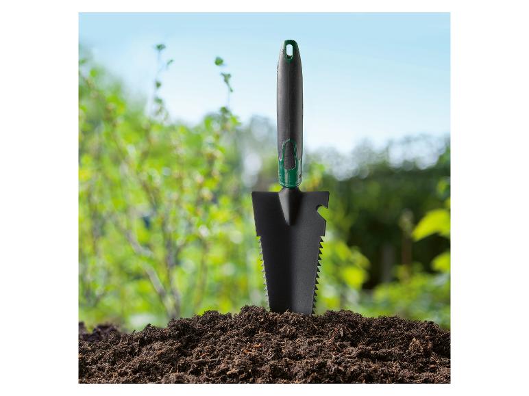 Een scherpe plantschep in de grond.
