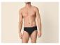 Man zonder shirt in zwarte slip