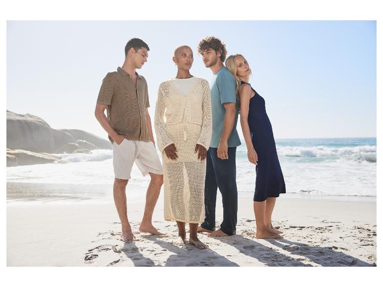 Zomermode: opengewerkte breisels, t-shirt en jurk op het strand.