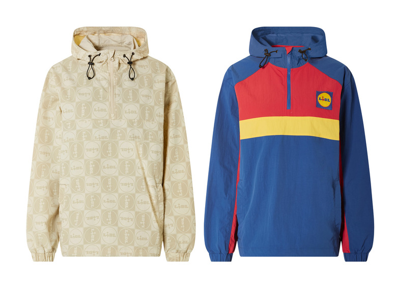 Twee windjacks met capuchon, één met een Lidl-print en de andere met een rood, geel en blauw ontwerp.