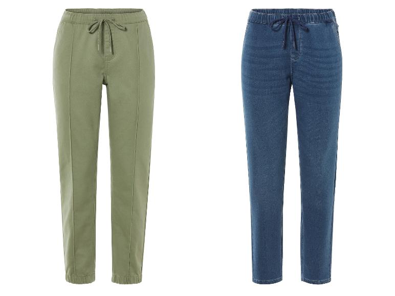 Twee broeken, een groene broek en een blauwe spijkerbroek.