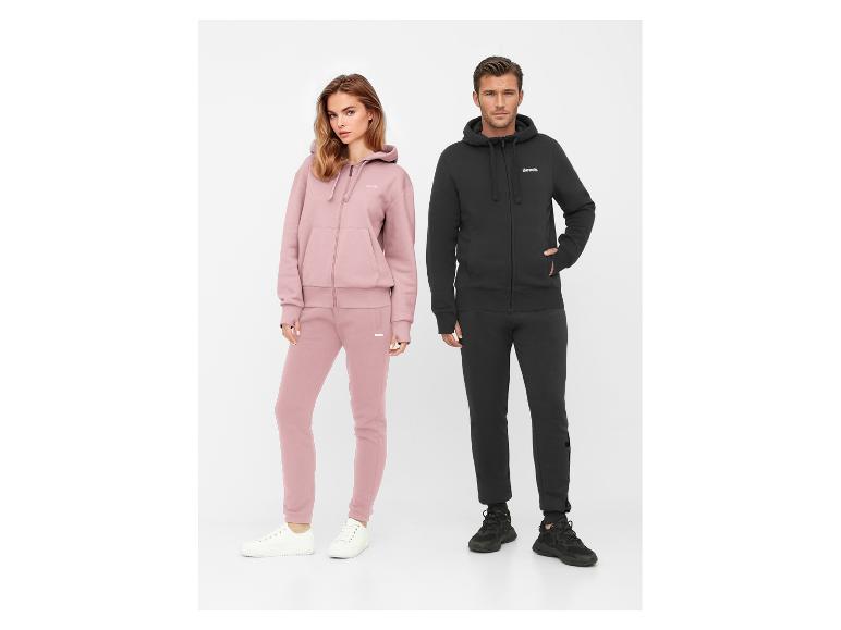 Man en vrouw in zwarte en roze Bench trainingspakken