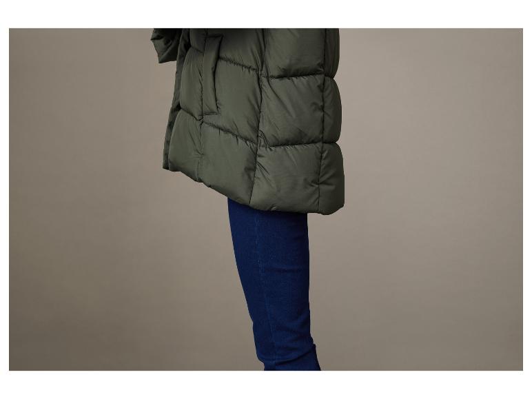 Een groene gewatteerde jas en blauwe jeans.