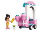 Een LEGO Friends figuur met een roze snoepkarretje en twee suikerspinnen.