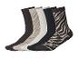 Vijf paar sokken: bruin, beige met zebraprint, wit, zwart en bruin met zebraprint.