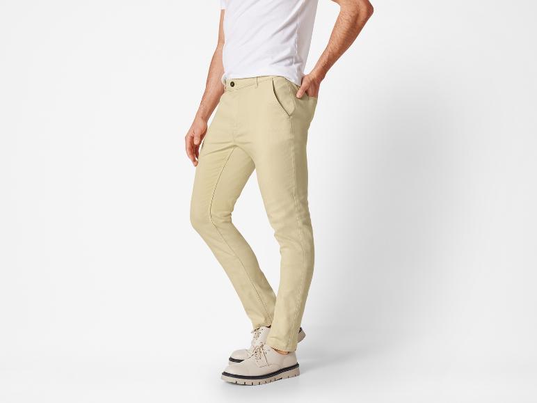 Beige chino's en nette schoenen.