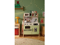 Kinderkeuken met kerstversiering en kindertekeningen.