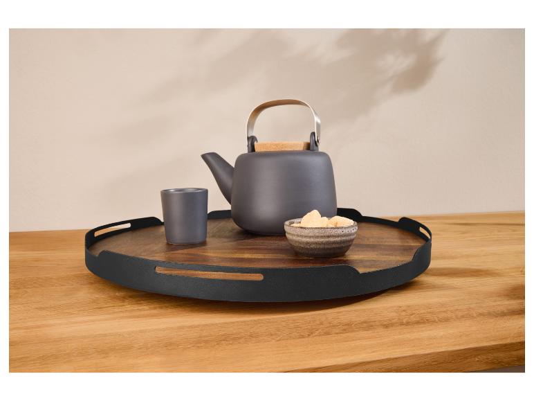 Houten dienblad met donkere keramische theepot, kopje en suikerpot.