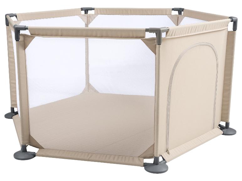 Zeshoekige babybox in beige met gaaswanden en een ritsopening.