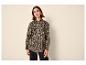 Vrouw in luipaardprint overhemd en zwarte broek.