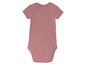 Een roze babypakje met korte mouwen.