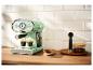 Retro espressomachine van SilverCrest maakt twee espresso's.