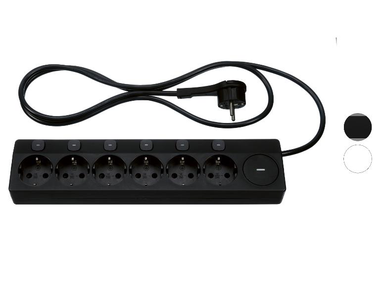 Zwart stekkerblok met zes stopcontacten en een stroomkabel met stekker.