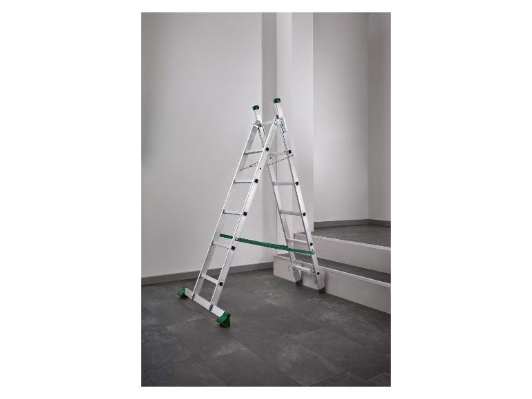Aluminium vouwladder met groene accenten, geplaatst in een binnenruimte.