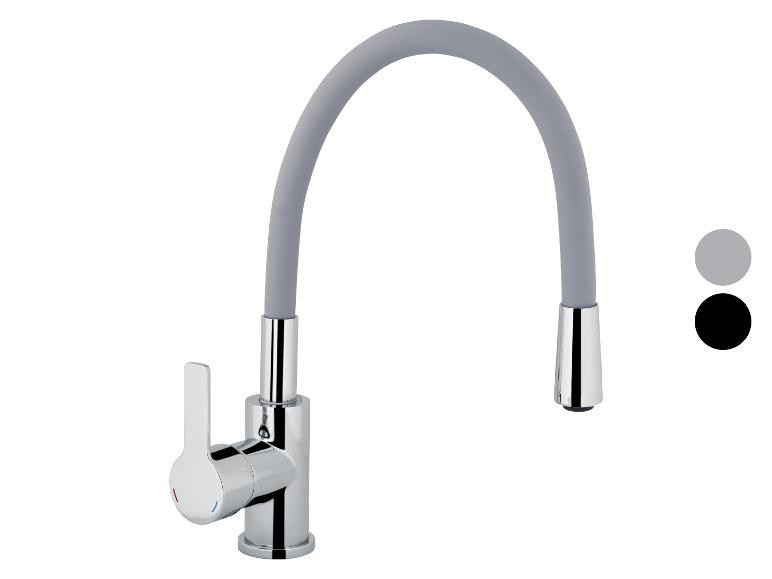 Een moderne, grijze keukenkraan met een verchroomde basis.