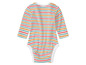 Een gestreepte baby romper met lange mouwen.