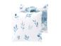 Twee witte kussens met blauwe aquarel bloemen- en bladprint.
