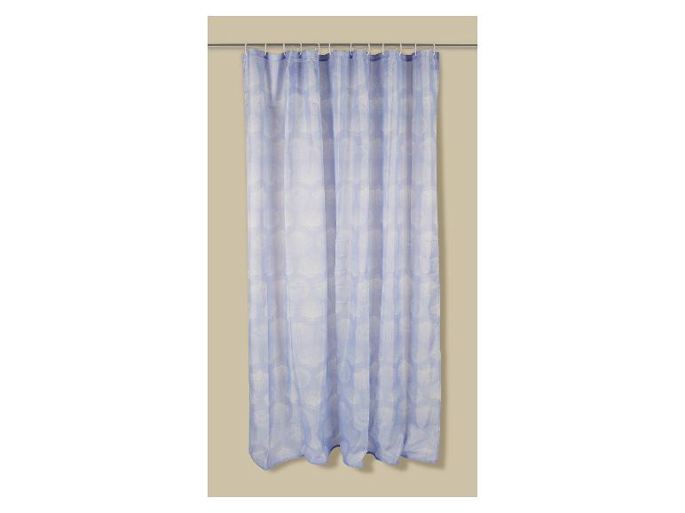 Blauw douchegordijn met schelpenprint, hangend aan een metalen stang