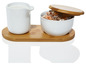 Witte suikerpot met deksel en cremer met bamboe onderstel.