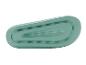 Zool van groene slippers met antislip patroon.