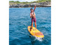 Man op een paddleboard met een peddel in de hand, op het water.
