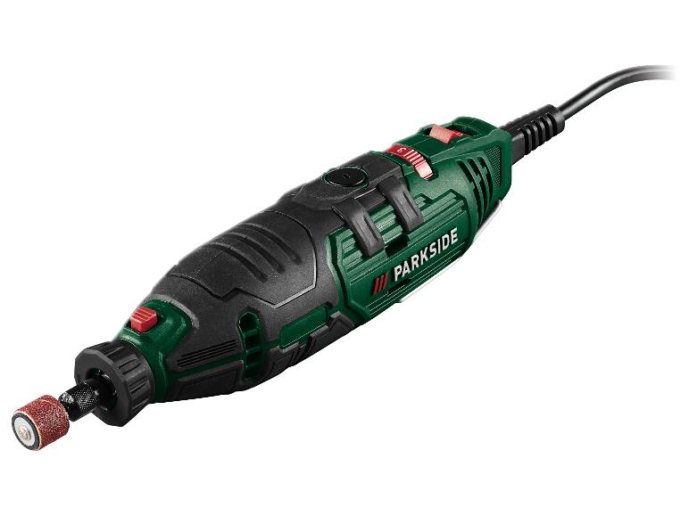 Groen en zwart roterend gereedschap met schuurtrommelopzetstuk en stroomkabel.