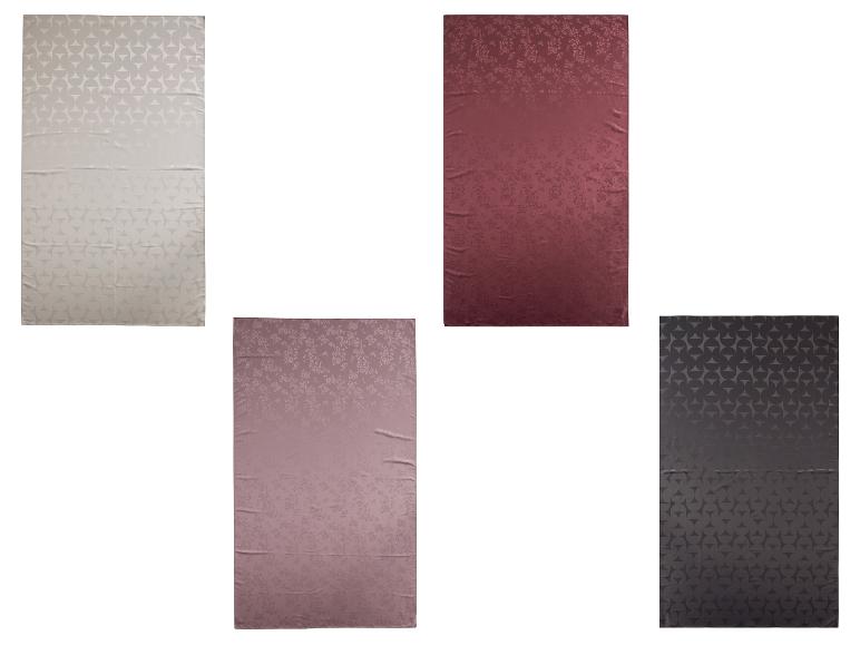 Vier zijden sjaals in verschillende kleuren en patronen.