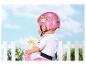 Baby Born pop met glinsterende roze helm en wit T-shirt, rijdend op een driewieler.