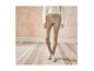 Beige broek met suède look en witte loafers.