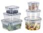 Gestackte transparante plastic voedselcontainers.