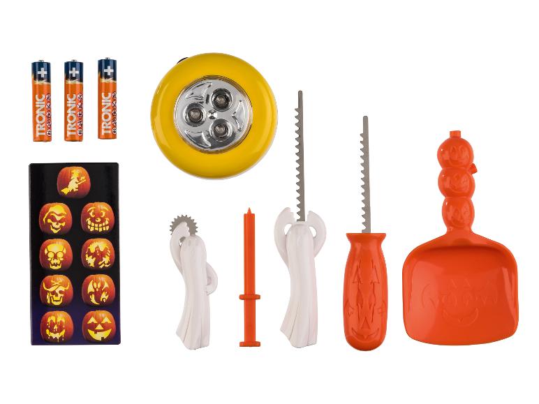 Pompoensnijset met batterijen, zaklamp, gereedschap en Halloween-sjablonen.