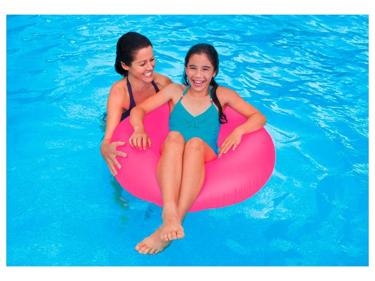 Moeder en dochter genieten van een roze zwemband in het zwembad.
