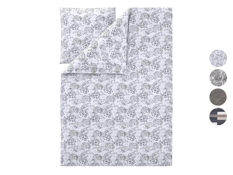 Dekbedovertrek en kussensloop set met een grijs bloemenpatroon op een witte achtergrond, met designvoorbeelden.