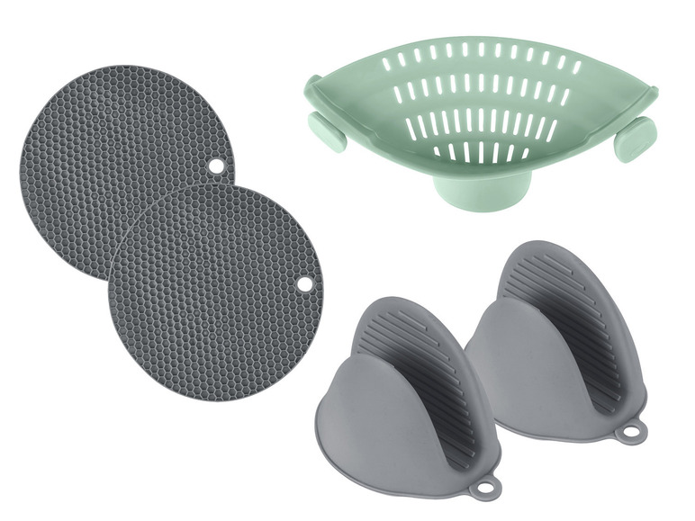 Keukenaccessoires met twee siliconen onderzetters, een siliconen zeef en twee ovenwanten.