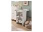 Witte commode met planken, kast en babykamerdecoratie.