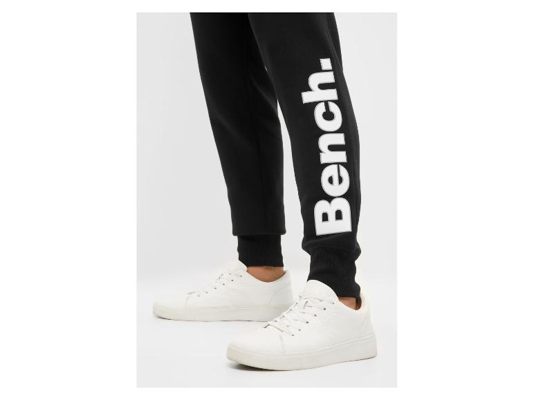 Zwarte Bench. joggingbroek met wit logo en witte sneakers.