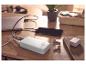 Powerbank laadt telefoon en laptop op, met draadloze oordopjes op een bureau.
